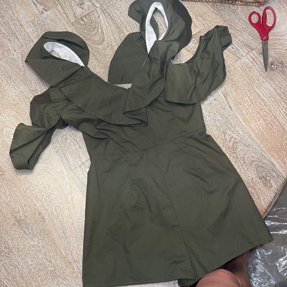 ▪️Lovers + Friends  Romper REVOLVE